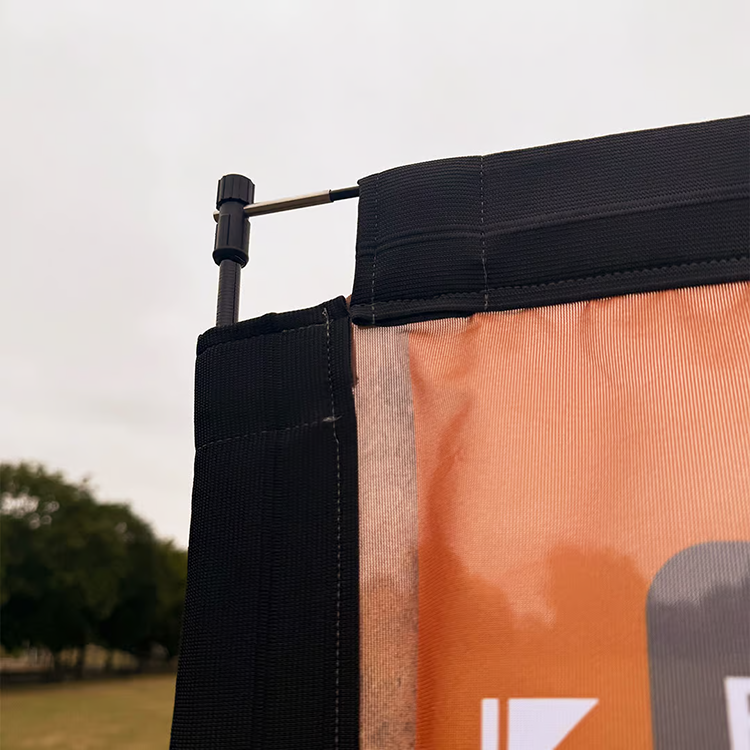Horizontal top support fitted into the vertical pole of the rectangular backpack flag
